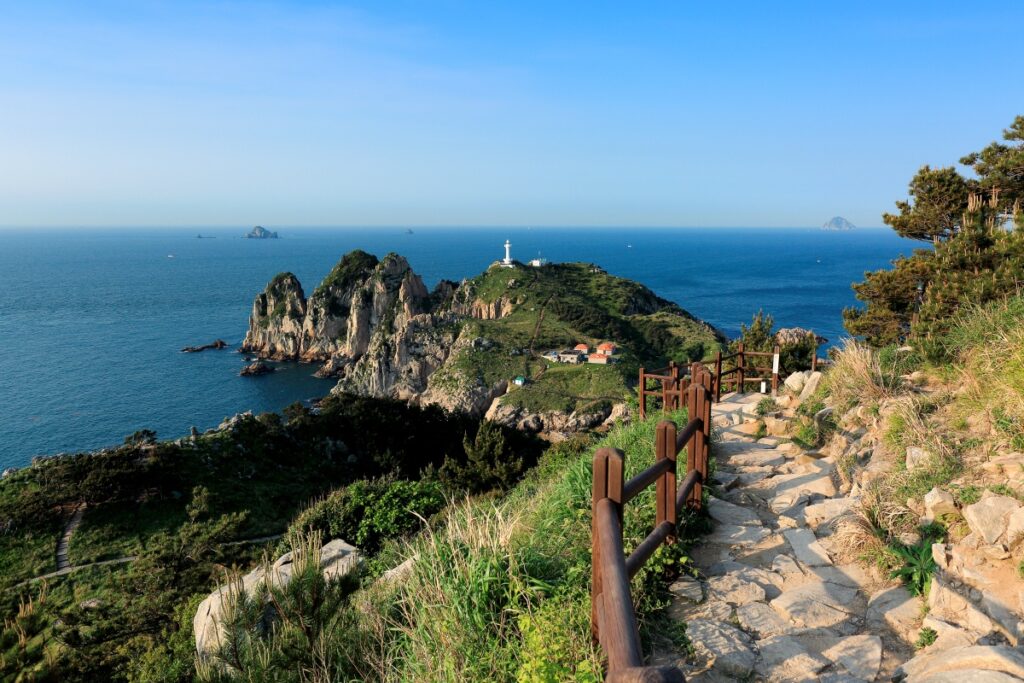 "하루 두 번, 바다가 갈라질 때만"… 열리는 물길 따라 걸어서 건너가는 신비로운 가을 섬 4 가을 여행