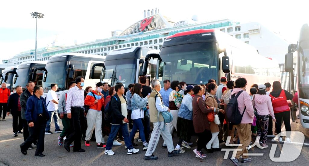 "중국인 여러분, 두 팔 벌려 환영합니다" … 제주도·부산 제치고 '이곳'으로, 황홀한 천국에 '우르르' 2 중국인