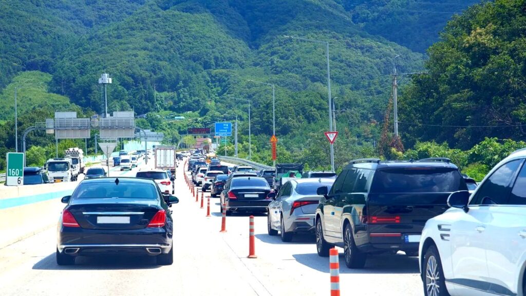 "차 없는 사람들은 호구냐"… 23년째 운전자들만 몰래 받던 '5.3조 지원금', 뒤늦게 안 납세자들 '분통' 1 지원금