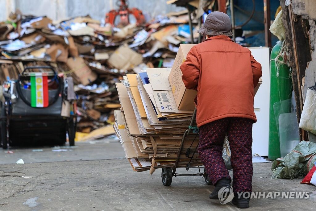 65세 정년 연장? "3년 동안 굶으면 가능"… IMF의 '잔인한 요구'에 평생 일한 5060 '절규' 5 정년