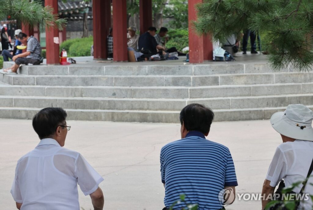 "노년 외로움은 자식이 못 채워줘요" ... 경제적 불안 공유? 가족 전체 균형 '무너질 수 있다' 2 노년