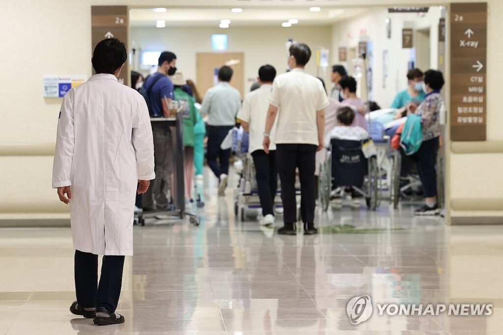 감기 걸렸을 뿐인데 "응급실 실려갔어요"… 어르신들 정말 위험한 상황, 10만에 '대참사' 닥쳤다 5 감기