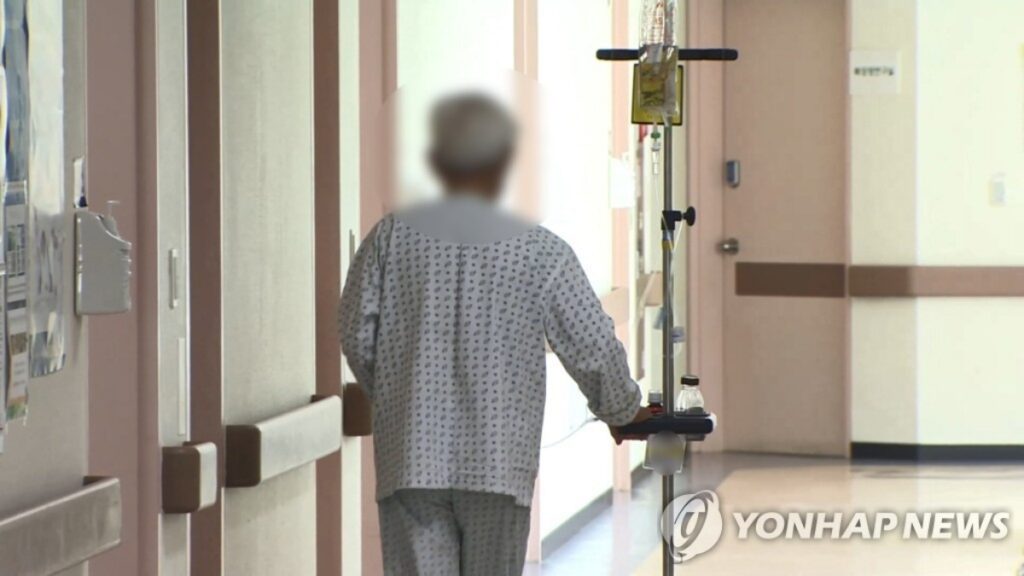 감기 걸렸을 뿐인데 "응급실 실려갔어요"… 어르신들 정말 위험한 상황, 10만에 '대참사' 닥쳤다 4 감기