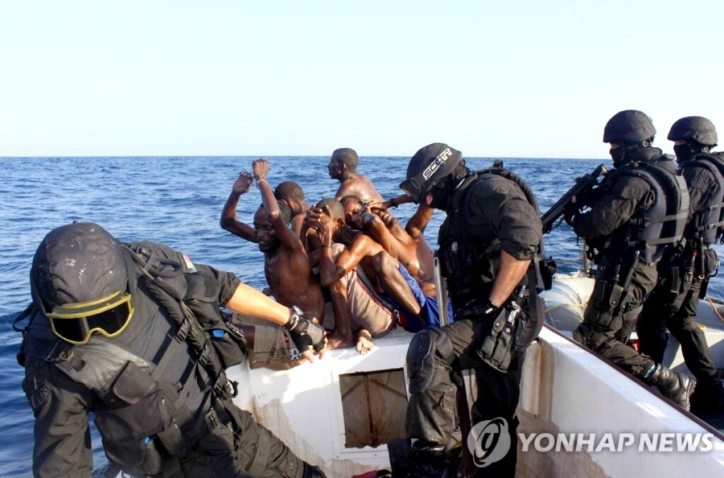 "10년 만에 다시 나타났다" … 70억 달러 손실 안긴 '아덴만 해역 해적'의 등장에 국제 사회 '긴장' 2 국제