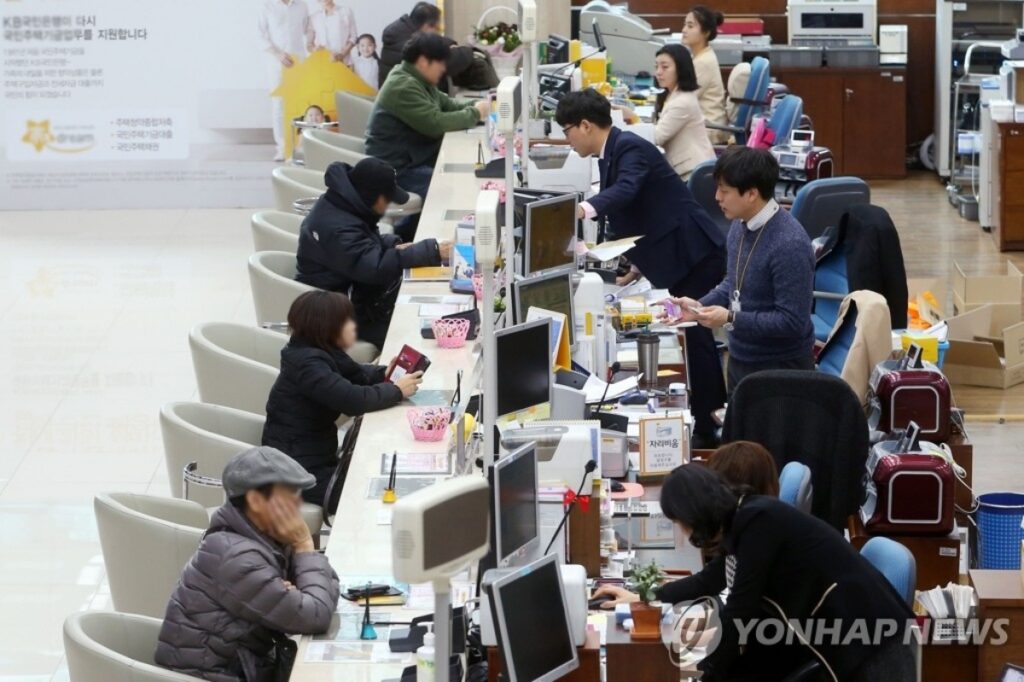 "젊은이들보다 훨씬 좋아요"… 은행마다 '퇴직자 모셔오기 전쟁', 月 300만 원 받는 조건은 3 은행