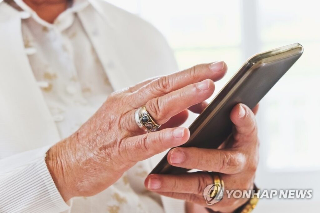 "젊은이들 전유물 아니었네"... 부모님들 "이젠 앱으로 다 사요", 2배 이상 급증한 수치에 '깜짝' 4 중장년층 온라인 쇼핑