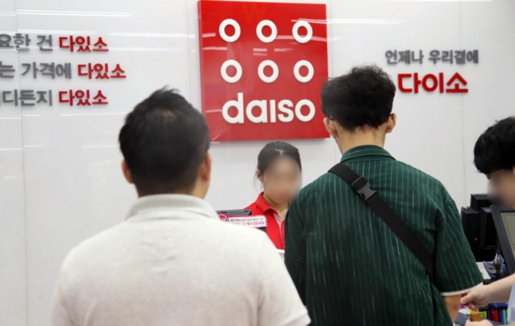 "이거 사러 한국 와요"… 천 원으로 무려 '4조' 벌어들인 다이소 1위 제품의 '놀라운 정체' 3 다이소