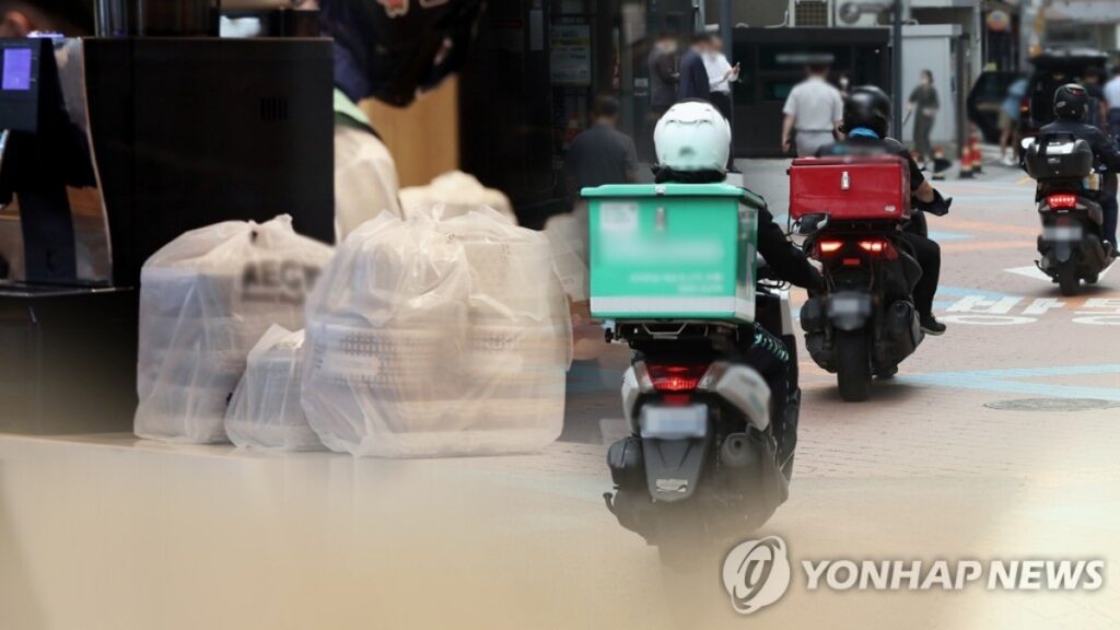 "젊은이들 전유물 아니었네"... 부모님들 "이젠 앱으로 다 사요", 2배 이상 급증한 수치에 '깜짝' 3 중장년층 온라인 쇼핑