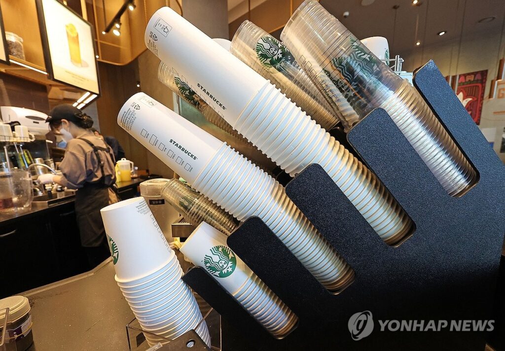 "이제는 돈 내고 사세요" .. 일회용컵 유상판매 전환, 연 33억개 시장에 '비용 전가' 논란 3 일회용컵 유상 판매