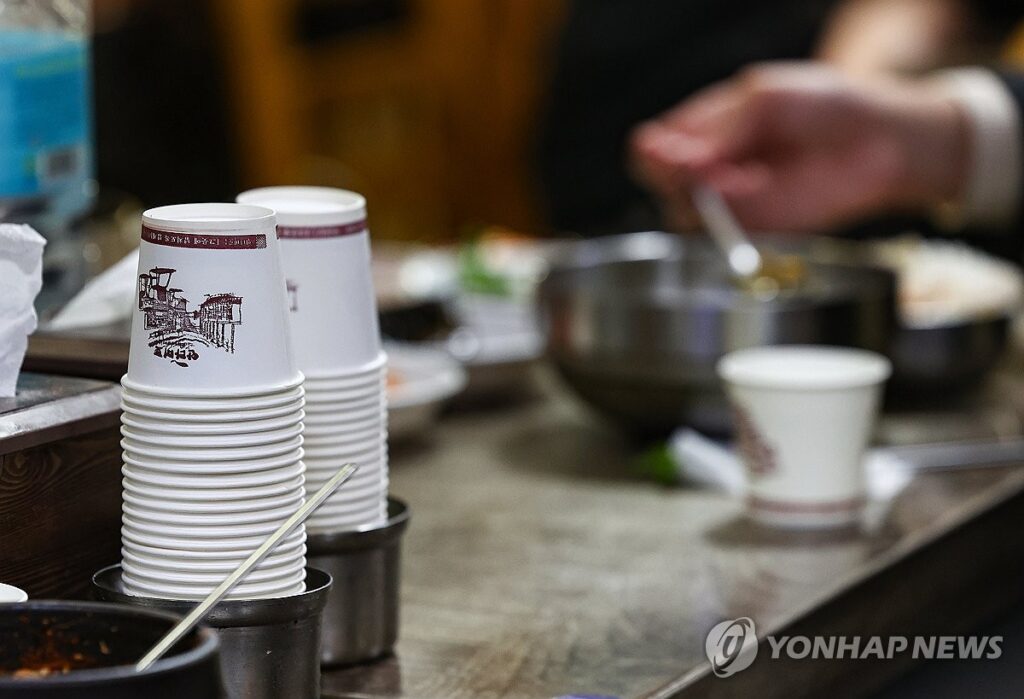 "이제는 돈 내고 사세요" .. 일회용컵 유상판매 전환, 연 33억개 시장에 '비용 전가' 논란 4 일회용컵 유상 판매