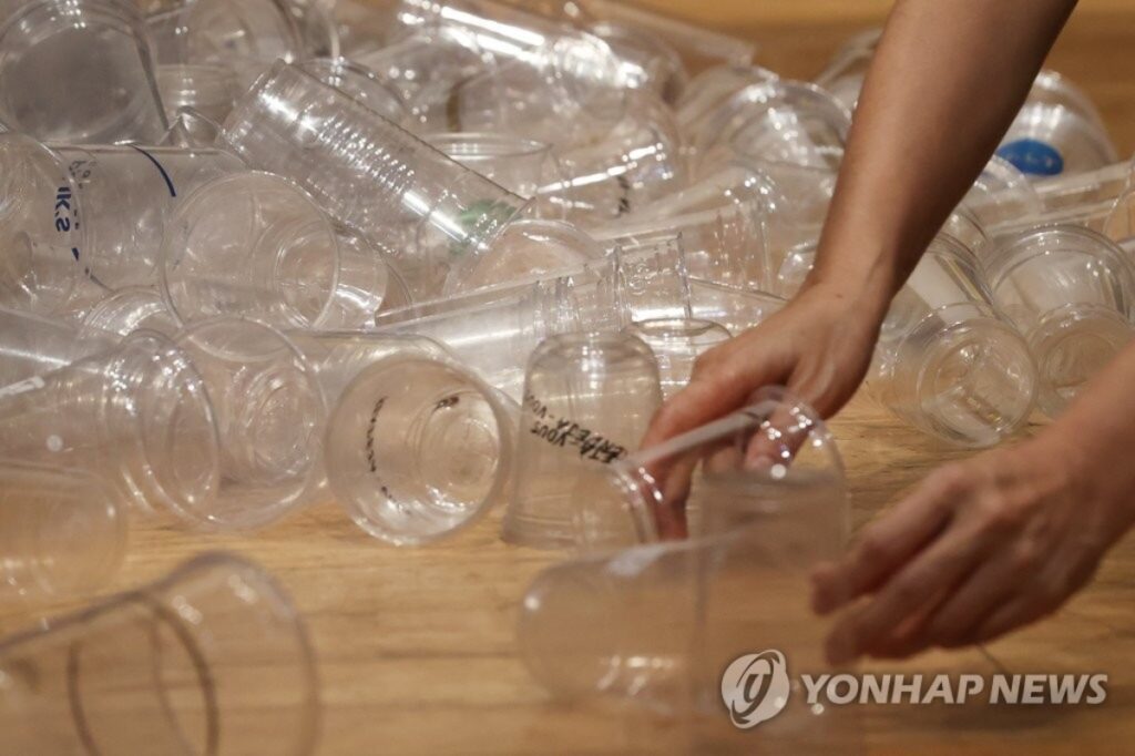 "이제는 돈 내고 사세요" .. 일회용컵 유상판매 전환, 연 33억개 시장에 '비용 전가' 논란 2 일회용컵 유상 판매