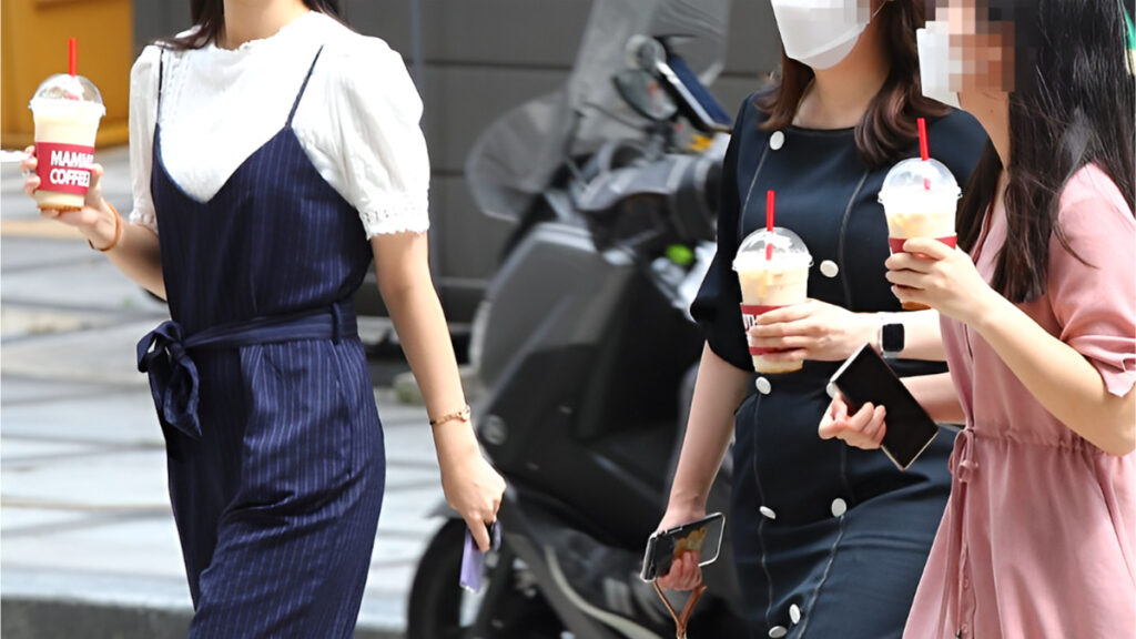 "이제는 돈 내고 사세요" .. 일회용컵 유상판매 전환, 연 33억개 시장에 '비용 전가' 논란 1 일회용컵 유상 판매