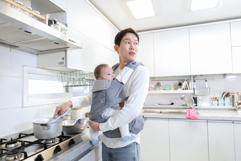 "아빠 육아휴직 6만명 돌파했지만" … 중소기업 근로자는 현실 속 '외면'