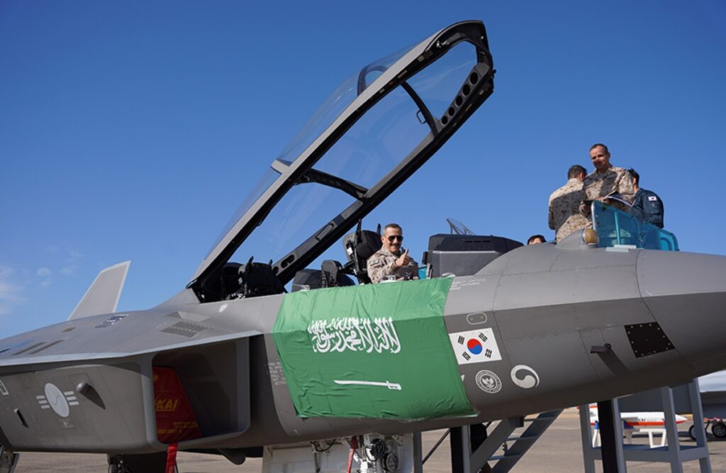 "F-35 반값인데 성능은 괴물?"… 가성비 따지는 해외 큰손들 '이 전투기'에 줄 섰다 3 전투기