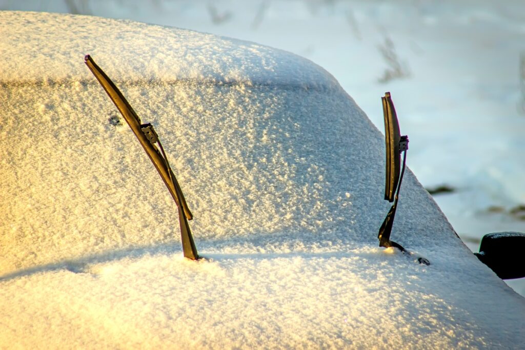 "와이퍼 세우면 돈 아낀다고요?"… 정비소 사장님은 절대 안 하는 '이 행동' 4 와이퍼