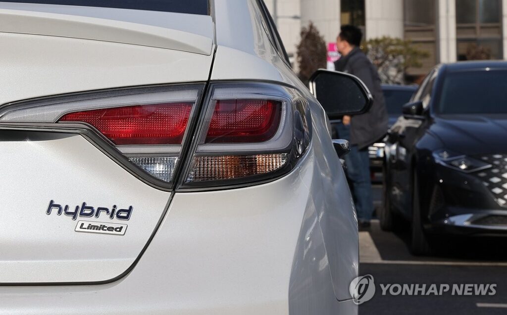 "충전기 찾아 삼만리 안 해도 돼"… 전기차 주춤하자 판매량 3배 뛴 '이 차' 4 차