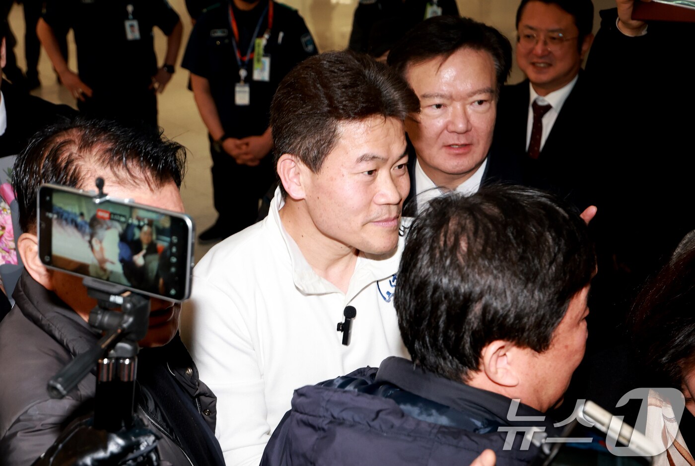 "160조 비자금에 군사기밀까지"… 유튜브 발언 하나가 정치권 뒤흔든 '이 사건', 결국 이렇게 됐다 4 경찰, 전한길 '李 대통령 명예훼손' 혐의 첫 소환 조사 - 뉴스1