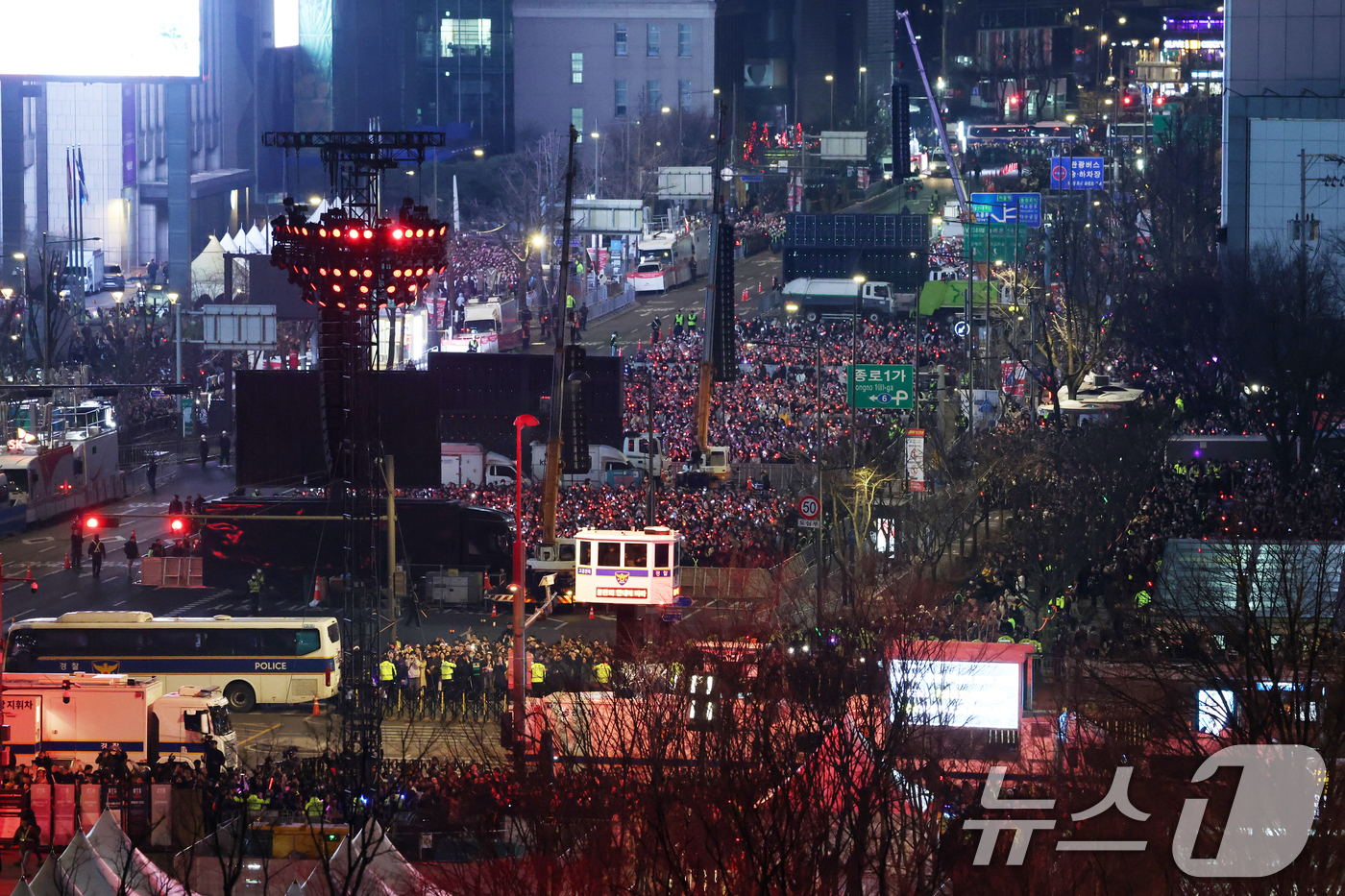 "최대 30만 온다" 철썩같이 믿었는데 …뚜껑 열자 4만8000명, 하이브 주가 '와르르' 3 인파 몰린 BTS 광화문 컴백 공연 - 뉴스1