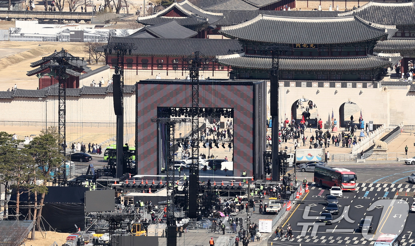 "최대 30만 온다" 철썩같이 믿었는데 …뚜껑 열자 4만8000명, 하이브 주가 '와르르' 4 BTS 컴백 공연 D-2, 분주한 광화문광장 - 뉴스1