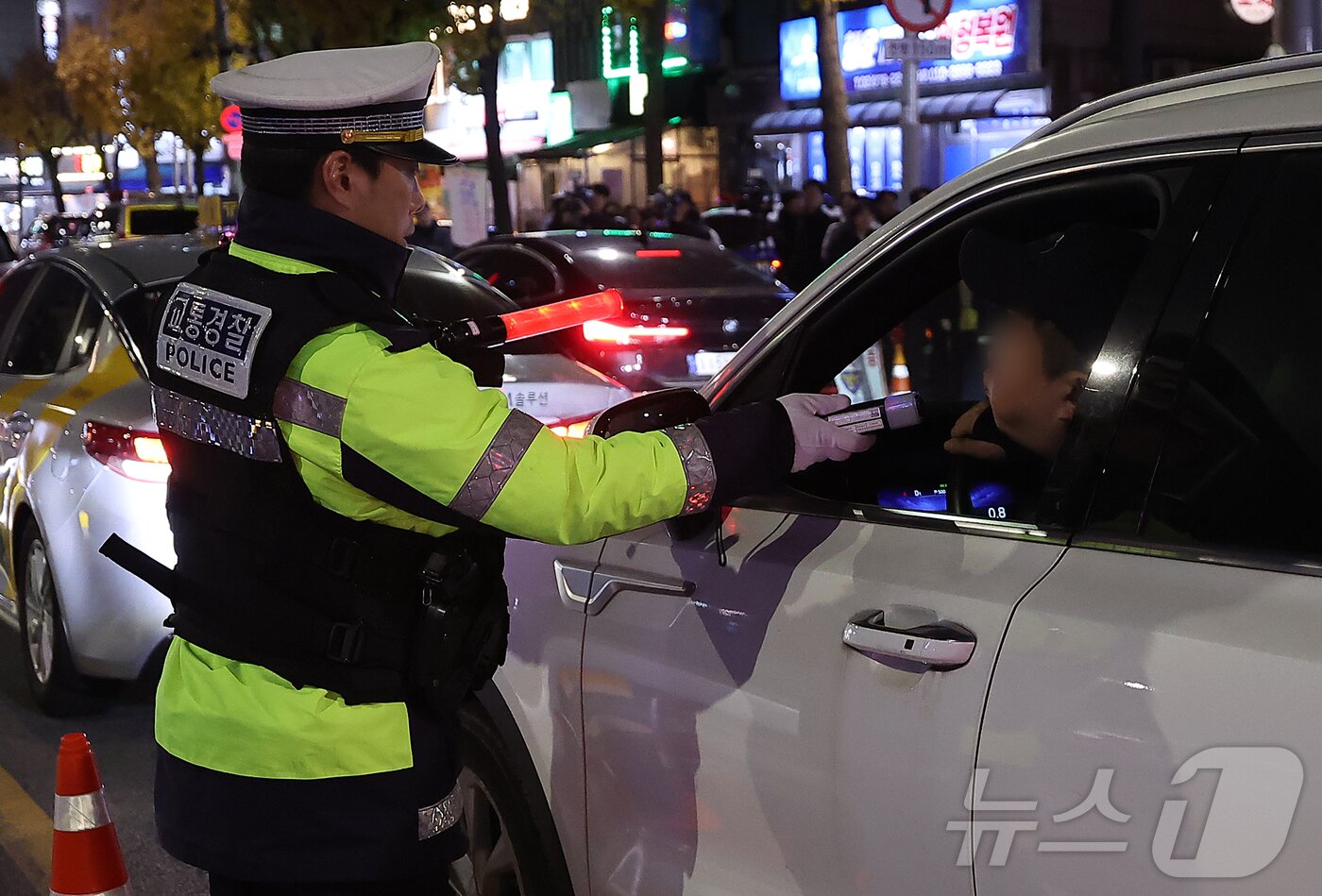 "감기약 먹으면 쇠고랑?" .. 4월 약물운전 처벌 강화, 진짜 달라지는 것 4 추락' 포르쉐·'비틀비틀' 벤틀리…'약물운전' 면허 취소 45% 늘었다 - 뉴스1