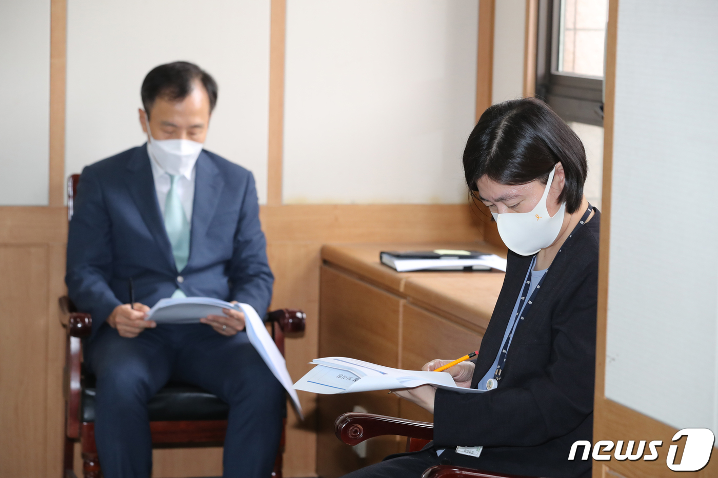 자료 살펴보는 류혁 감찰관과 임은정 감찰담당관 - 뉴스1