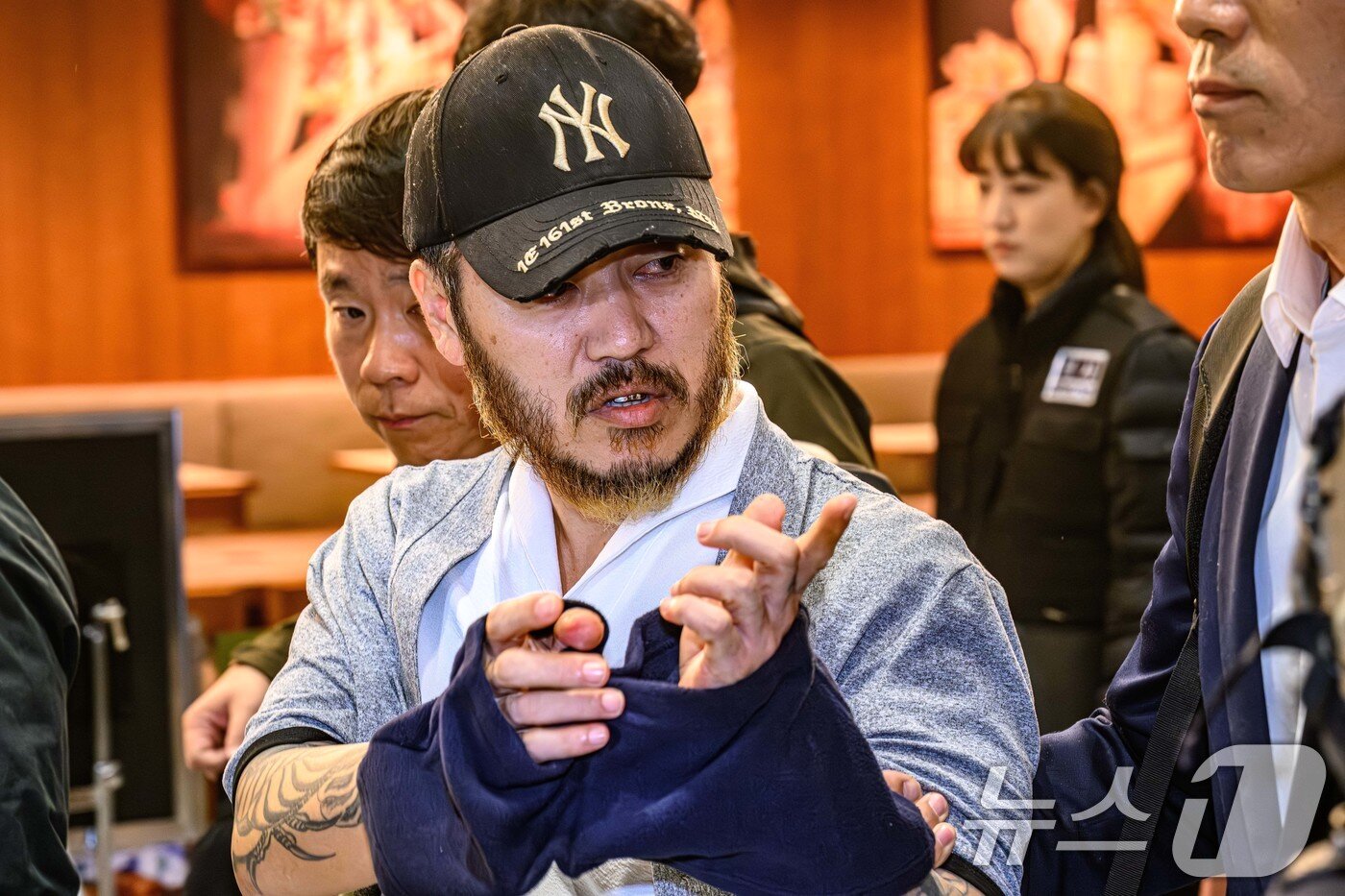 "너는 남자도 아녀" .. 텔레그램 마약왕' 박왕열, 9년 만에 국내 송환 후 꺼낸 '도발 발언' 4 수산업자서 사탕수수밭 살인까지…'카지노 모티브' 마약왕 박왕열 - 뉴스1