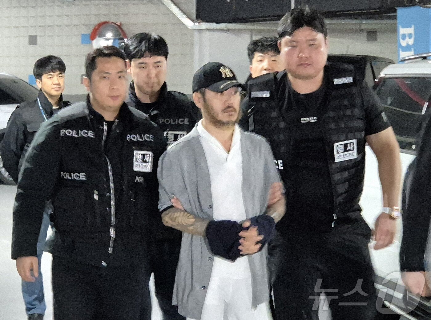 "너는 남자도 아녀" .. 텔레그램 마약왕' 박왕열, 9년 만에 국내 송환 후 꺼낸 '도발 발언' 5 텔레그램 마약왕' 박왕열, 경기북부경찰청 압송…구속영장 예정 - 뉴스1