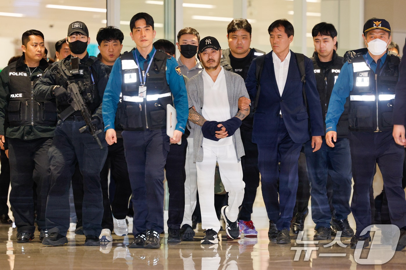 "그래 제발 좀 뒤집어라, 모두가 원한다" .. 텔레그램 마약왕 박왕열, 황하나도 유통망 연루 4 마약왕' 박왕열 송환…정부 "마약조직 수사, 구속영장 신청"(종합)