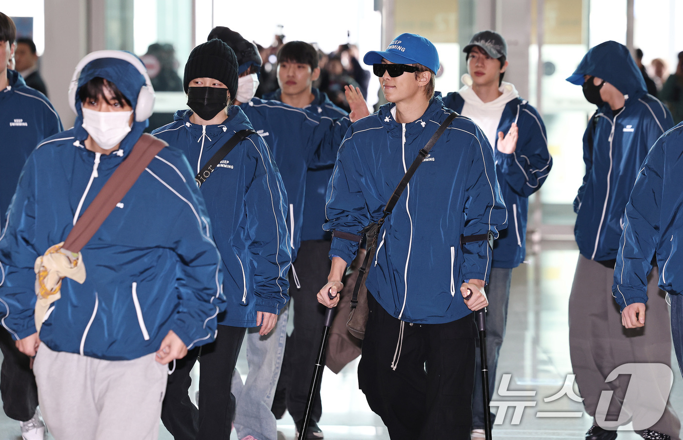 "무식하고 분별력 없는 발언" .. BTS 녹화 현장에서 터진 인종차별 논란 3 광화문공연 마치고 미국 향하는 BTS - 뉴스1