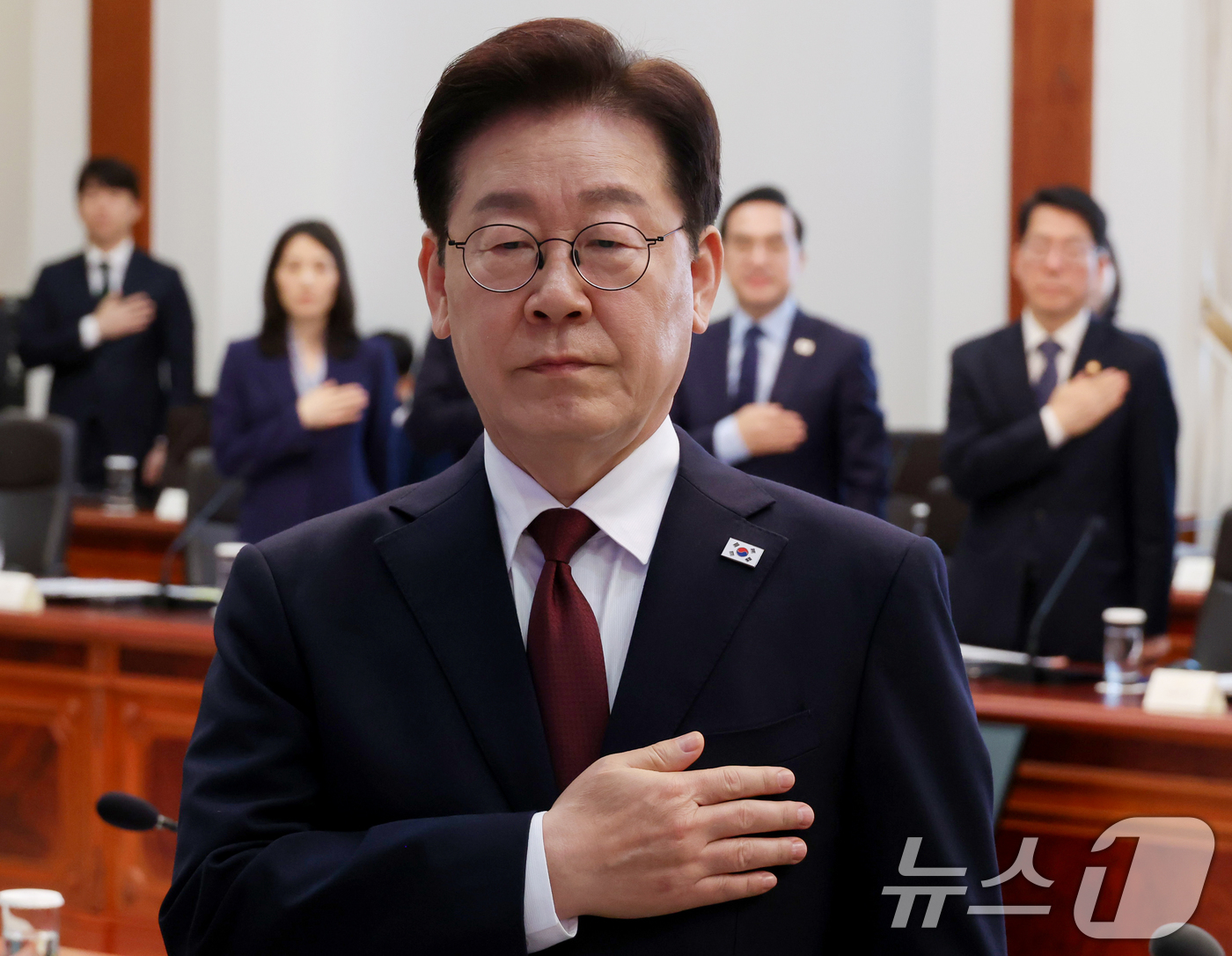 국민의례 하는 이재명 대통령 - 뉴스1
