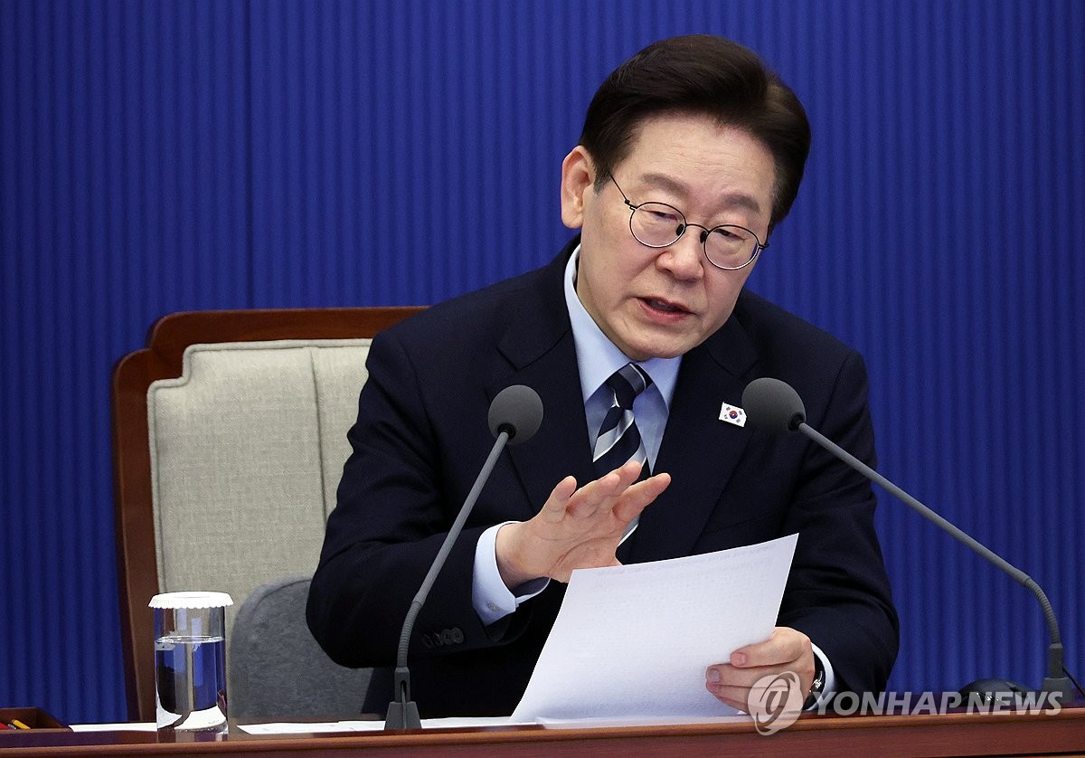 李대통령 "기초연금, 빈곤노인에게 더…증액만 하후상박 어떤가" | 연합뉴스