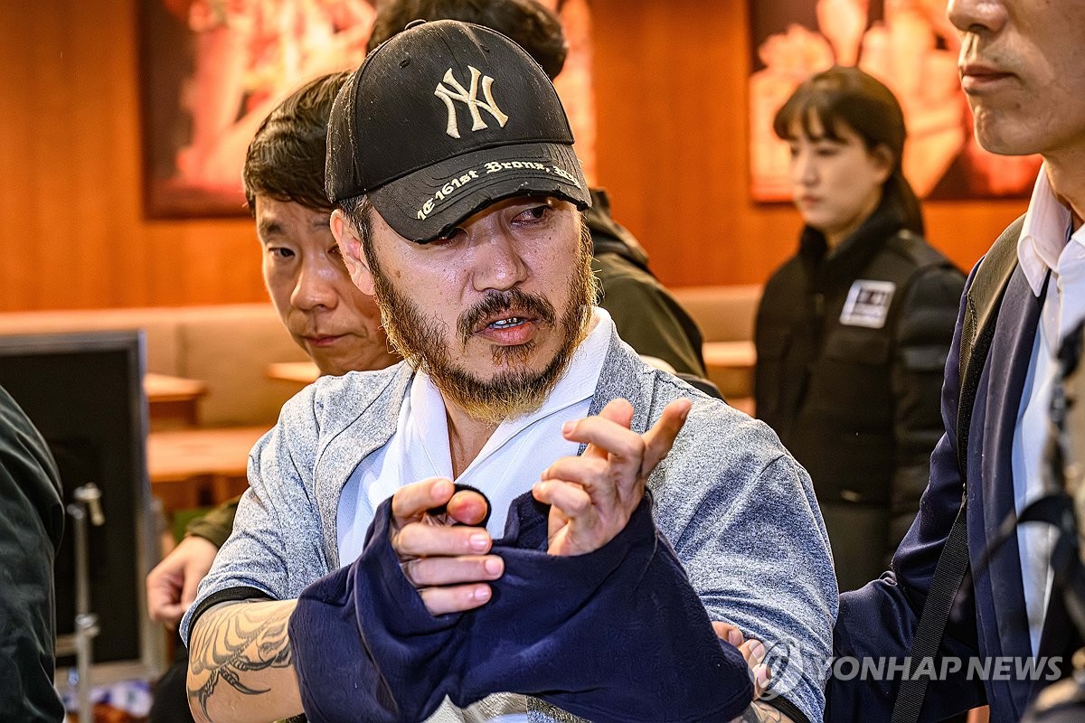 "너는 남자도 아녀" .. 텔레그램 마약왕' 박왕열, 9년 만에 국내 송환 후 꺼낸 '도발 발언' 2 수갑 찬 채 압송된 '마약왕' 박왕열…마스크 없이 고개 꼿꼿 | 연합뉴스