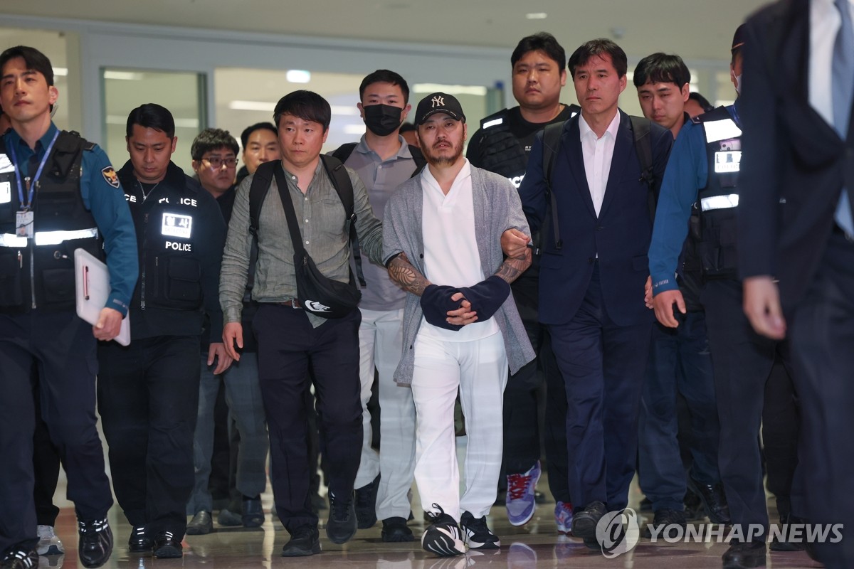 "너는 남자도 아녀" .. 텔레그램 마약왕' 박왕열, 9년 만에 국내 송환 후 꺼낸 '도발 발언' 3 사탕수수밭 살인, 탈옥, 호화수감…송환된 '마약왕' 박왕열 | 연합뉴스