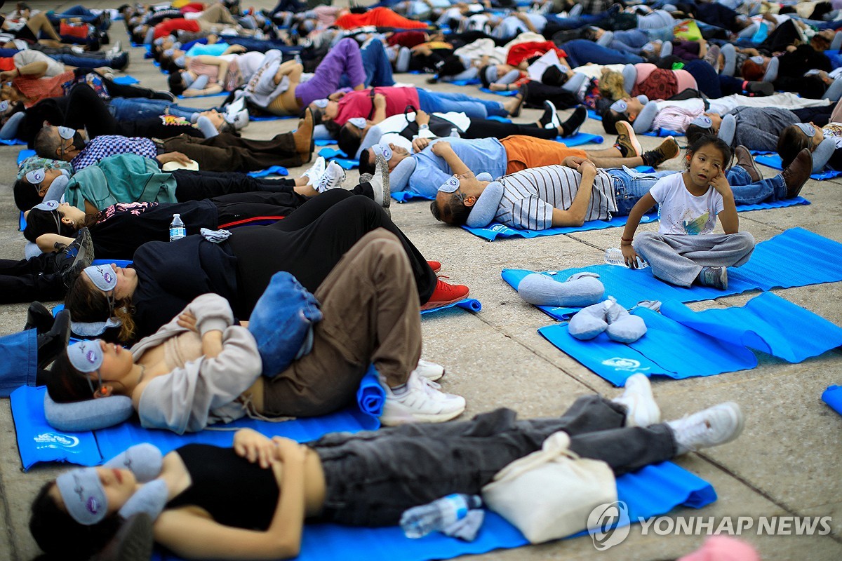 세계 수면의 날'…멕시코 대규모 낮잠 행사 | 연합뉴스
