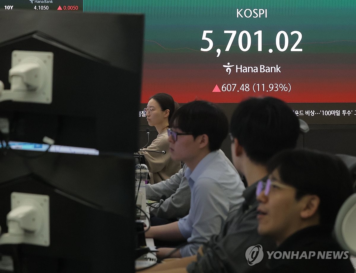 "집 팔아서 주식에 들어왔는데" .. '공포 장세'에 개미들 사상 최대 베팅 2 현기증 장세'에 거래량 급증…일부 증권사 MTS서 잇달아 오류 | 연합뉴스