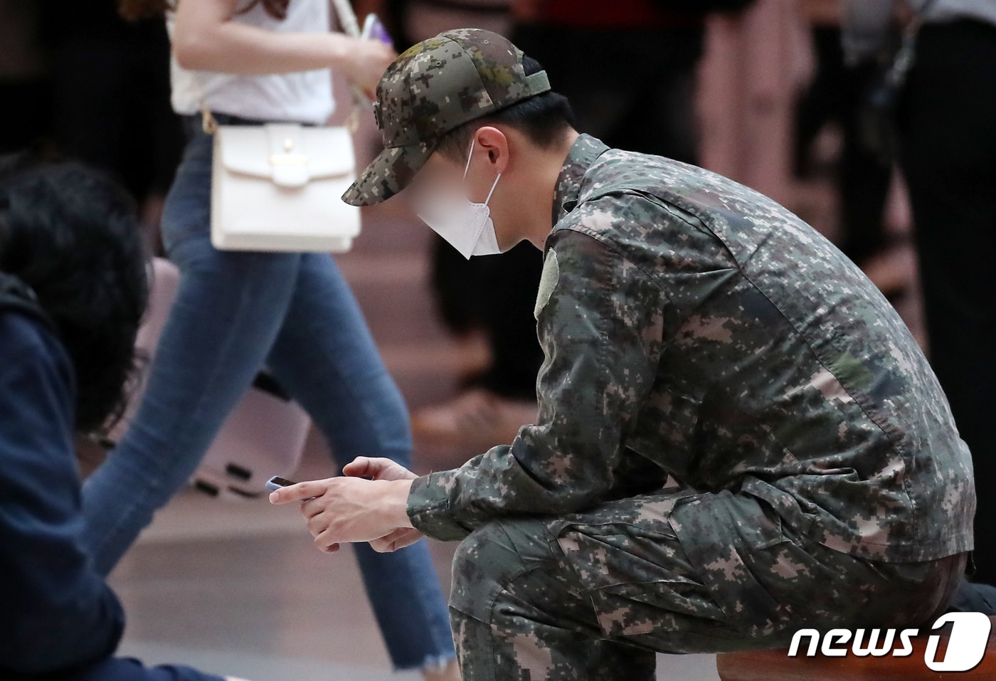 빚투'로 월급 날린 군 장병 늘자…국방장관에 '금융교육위원' 지명권