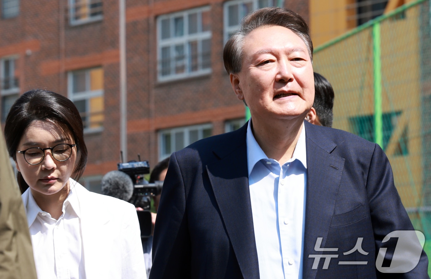 尹부부 9개월 만에 법정 상봉…'무상 여론조사' 재판에 김건희 증인