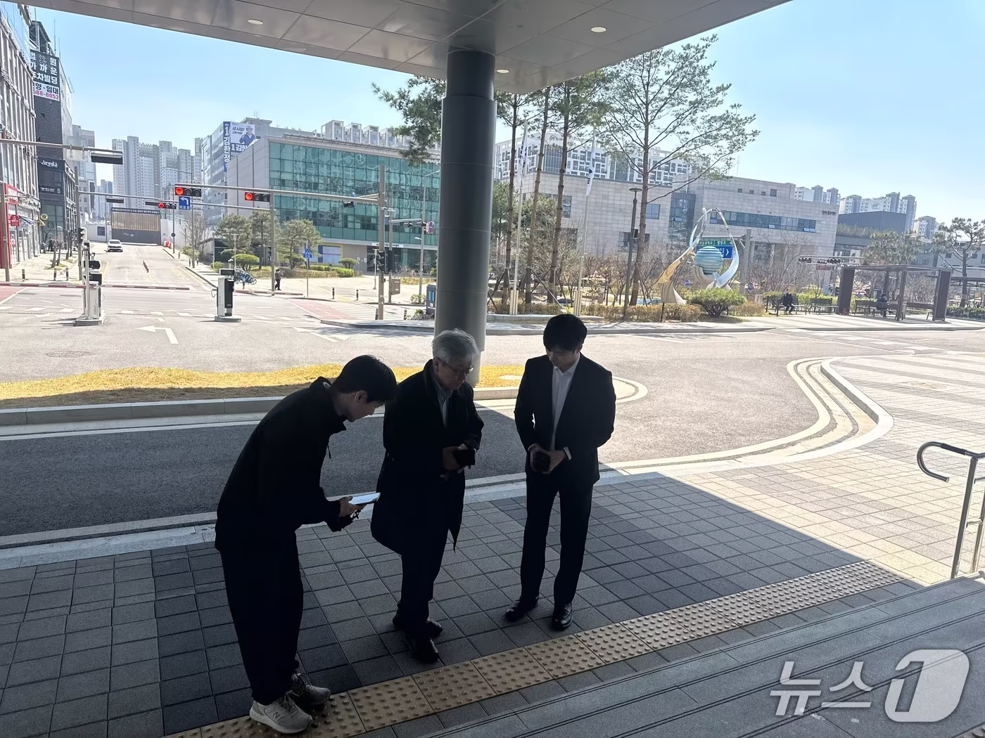 "김창민 감독 사망, '쌍방폭행' 판단한 경찰" … 초동 수사 실패가 부른 참극 3 검찰 출석한 故 김창민 감독 아버지 "초동수사 미흡…전면 재수사해야" - 뉴스1