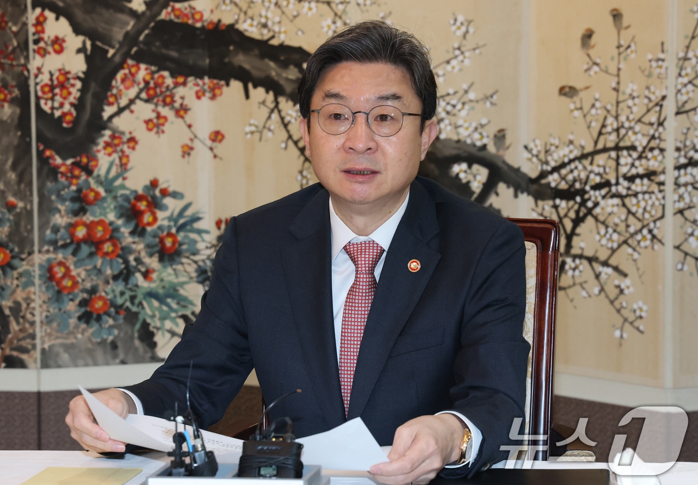 "빌린 것도 막고 연장도 막는다"… 다주택자 옥죄기 3단계, 부동산 시장 '초비상' 3 가계부채 증가율 1.5%로 조인다…다주택자 대출 연장 '불허' - 뉴스1