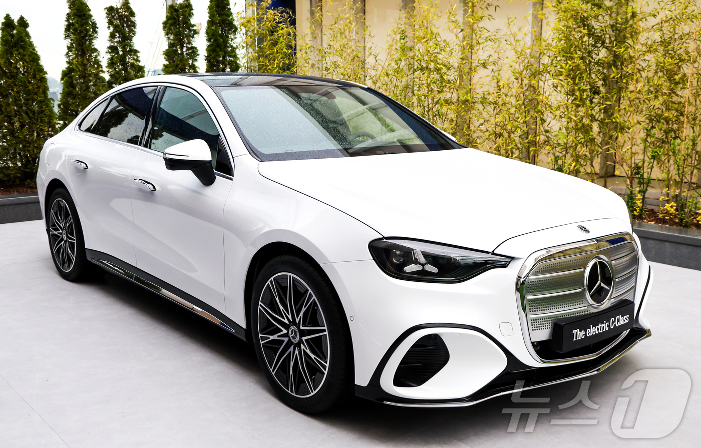 메르세데스 벤츠, '디 올-뉴 일렉트릭 C클래스' 세계 최초 한국에서 공개 - 뉴스1