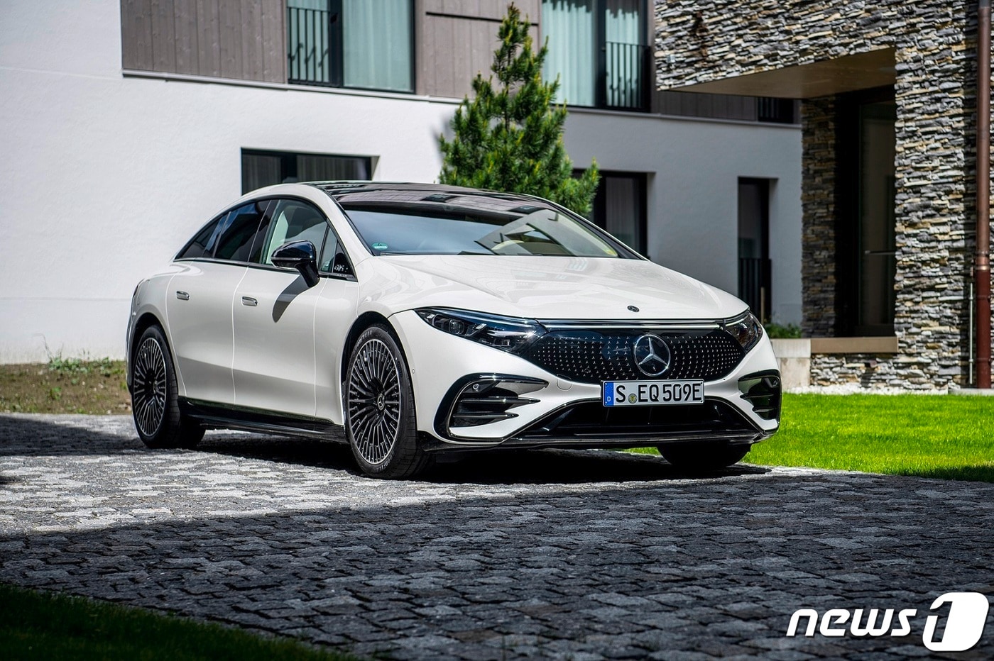 "478km 주행에 200kW 급속충전"…벤츠 EQS 연식변경, 전기 세단 판도 '다시 짠다' 3 벤츠 '478㎞ 주행' 전기세단 '더 뉴 EQS' 국내 공개…1억7700만원