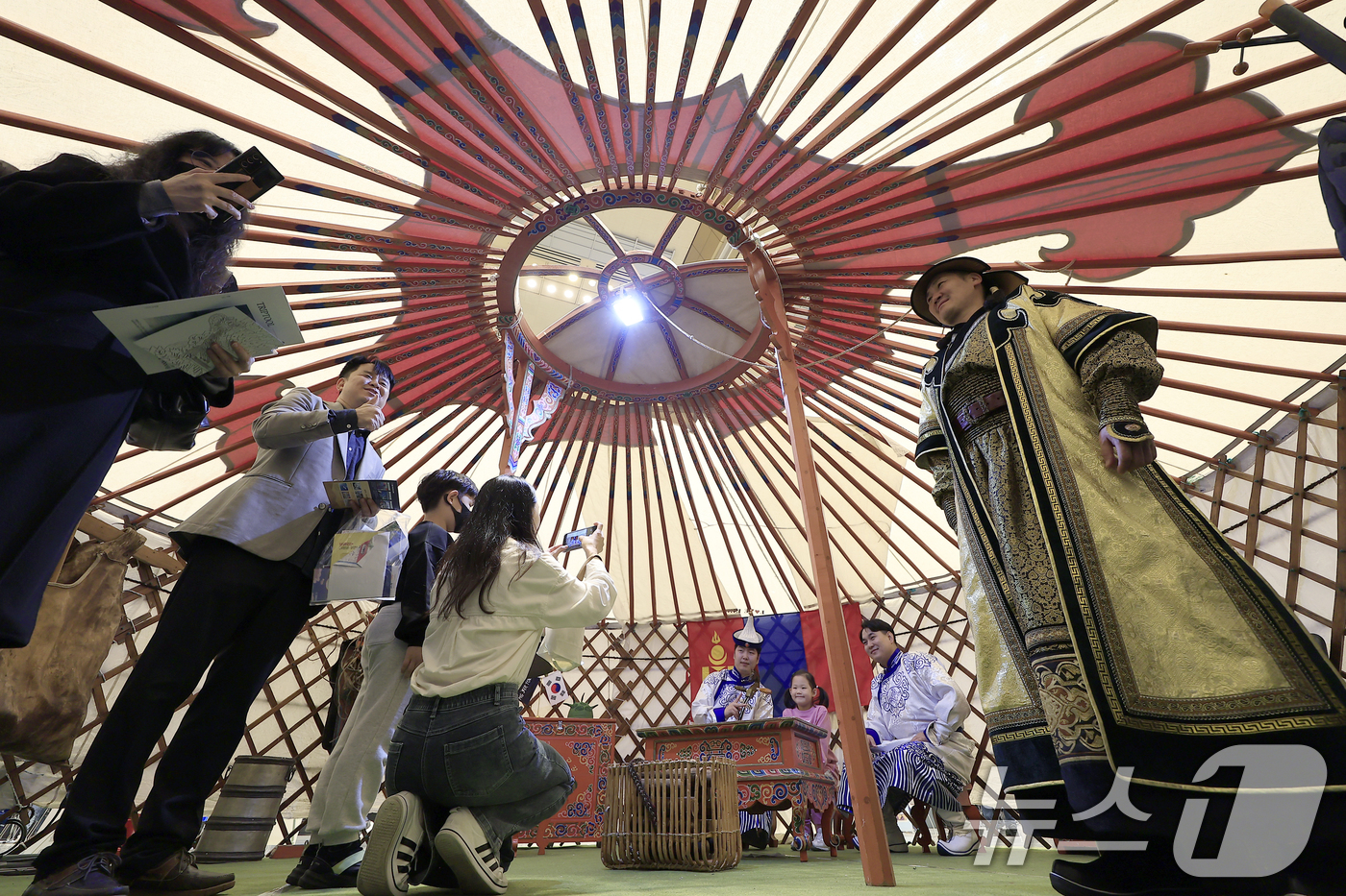 몽골 게르 둘러보는 관람객들 - 뉴스1