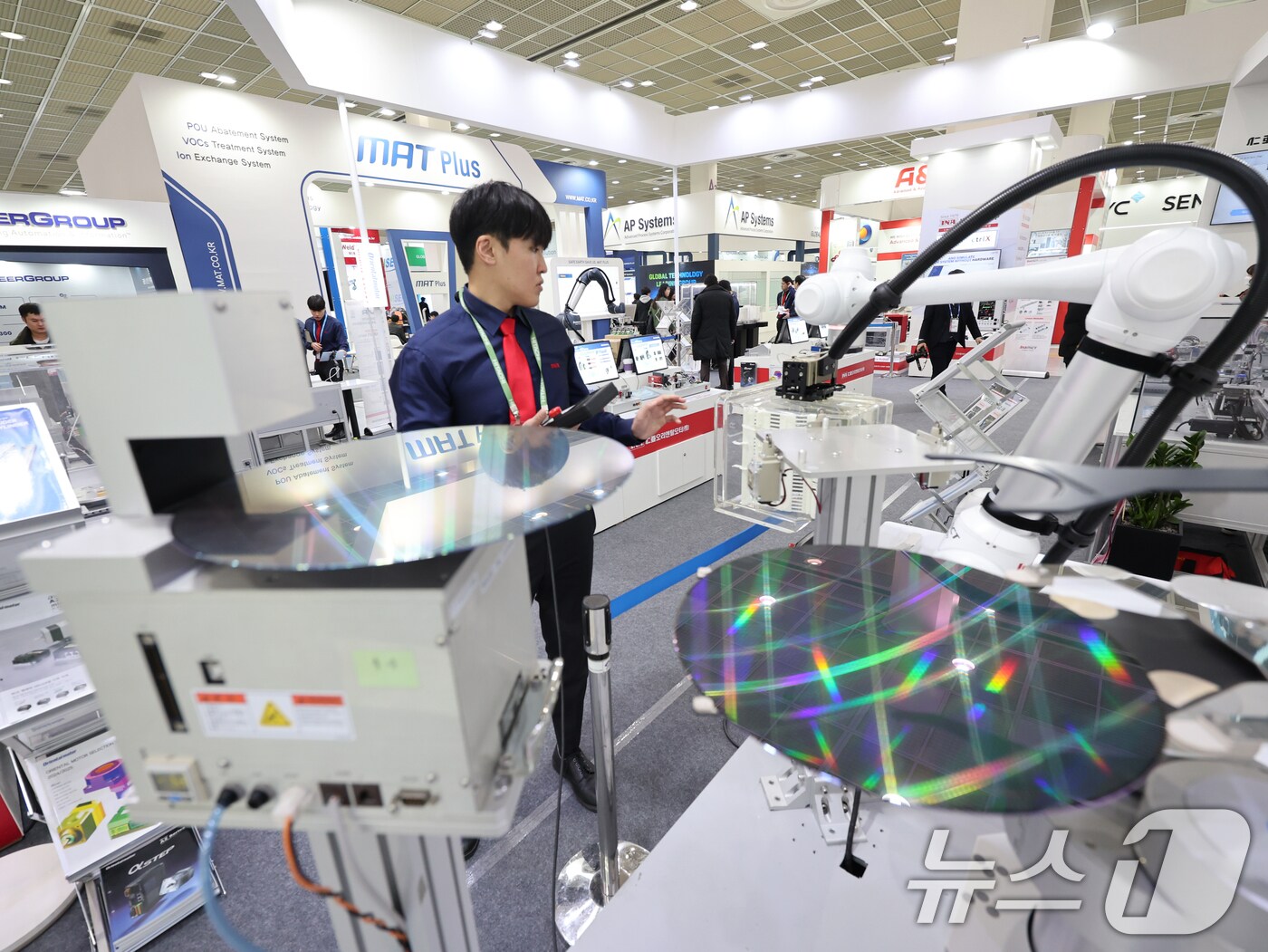 반도체 공급망 한자리' 세미콘코리아, 취준생·협력사 북적북적 - 뉴스1