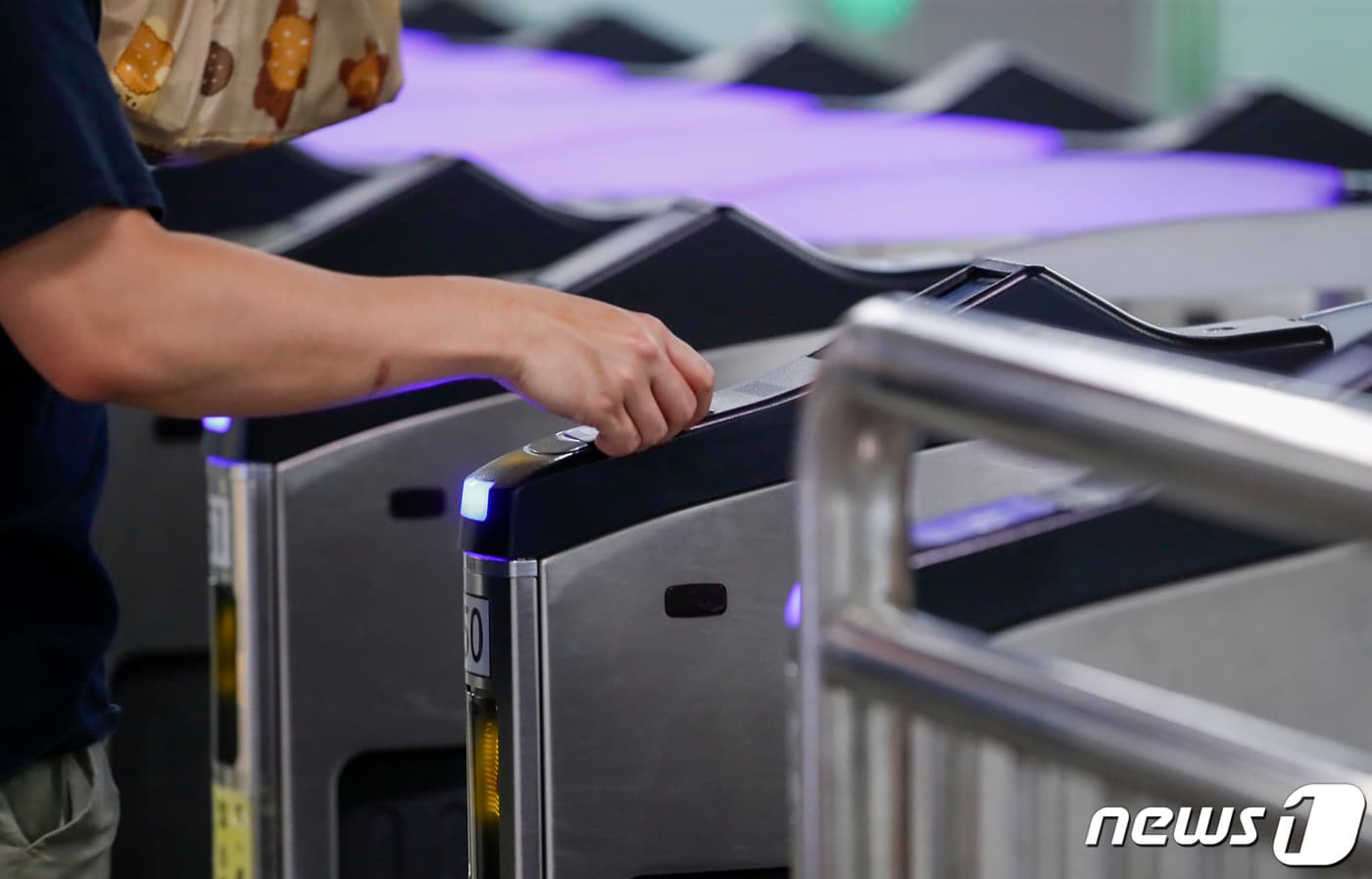 경로카드 대면 "어르신 건강하세요" 쩌렁…젊은이 부정승차 바로 들통 - 뉴스1