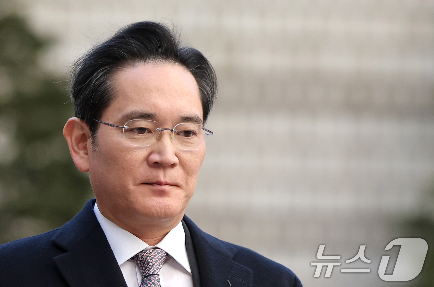 "돈? 그거 다 부질없어요"…삼성전자 이재용 회장이 혼자를 택하는 이유 2 말 없이 법정 향하는 이재용 회장 - 뉴스1