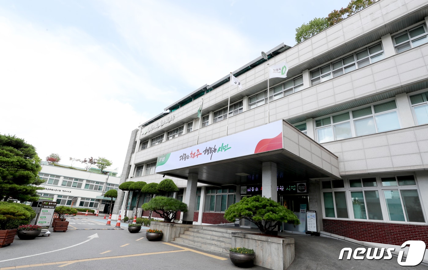 "제발 젊은 청년들의 꿈도 지켜주세요" .. 퇴사 앞둔 알바생 '횡령범' 몰아 월급 갈취 2 70대 기간제에 "점심밥 차려라"…청주시 공무원 10년간 갑질 의혹 - 뉴스1