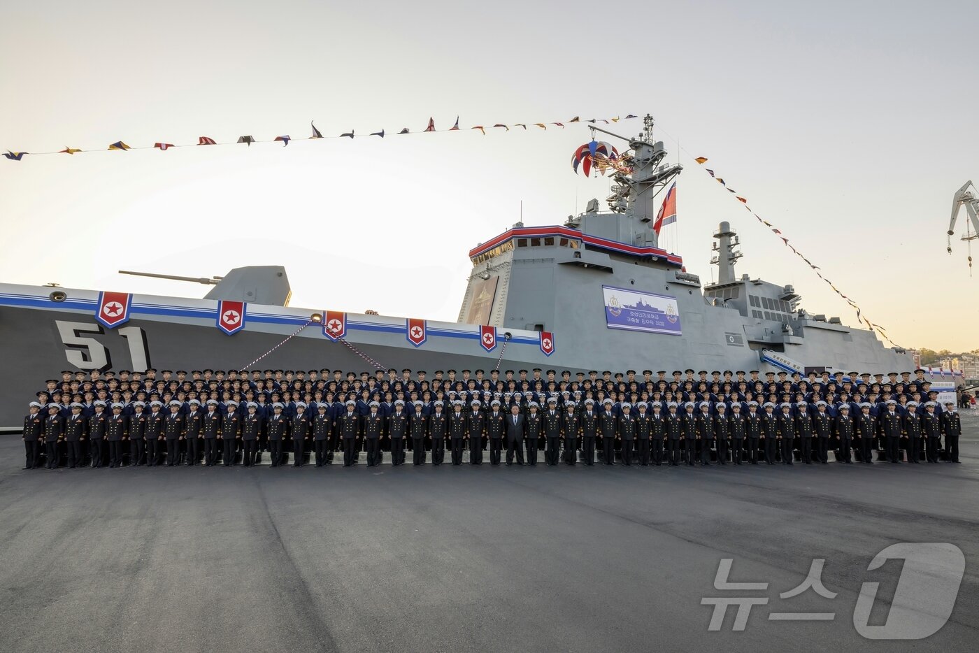 北 5000톤급 최현함는 '해상 핵공격 플랫폼'…방어 능력은 취약할 듯 - 뉴스1