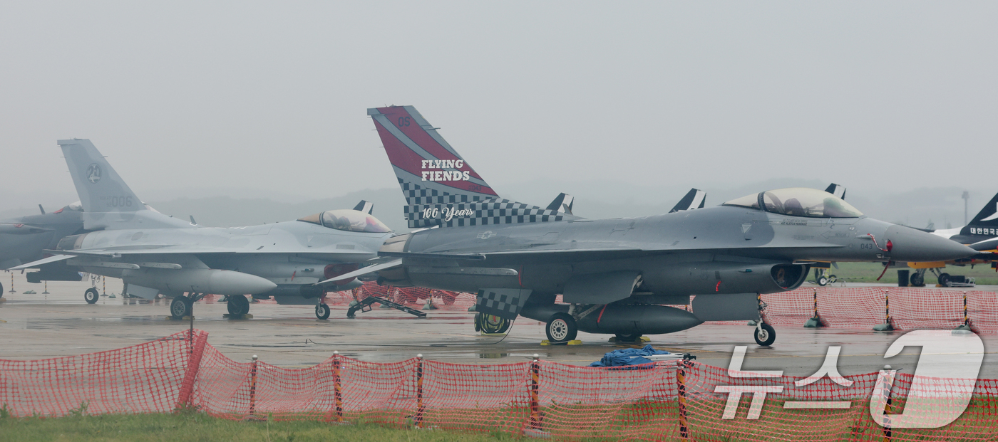 나란히 공개된 대한민국 공군 F-16과 미 공군 F-16 - 뉴스1