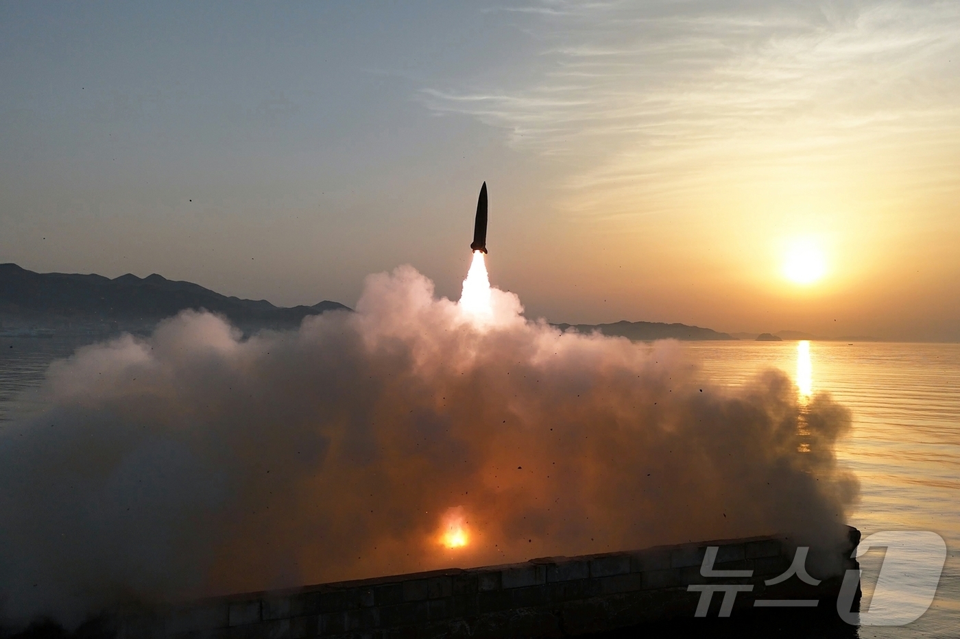 북, '화성포-11라' 개량형 전술탄도미사일 시험발사