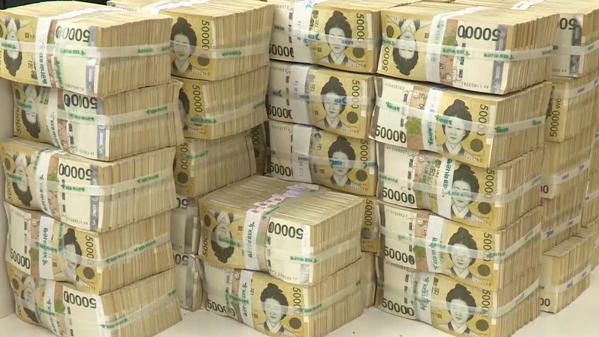 "채무 시계, 멈추지 않는다"… 나라빚 1,300조 돌파, 역대 최대 증가폭 2 국가채무 1,300조 돌파…2년째 100조대 적자